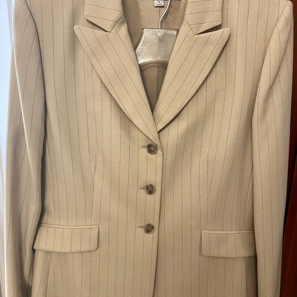 Tahari Arthur S. Levine Stylish Pinstripe Pants Suit, fully lined ~ Size 12~ NWT